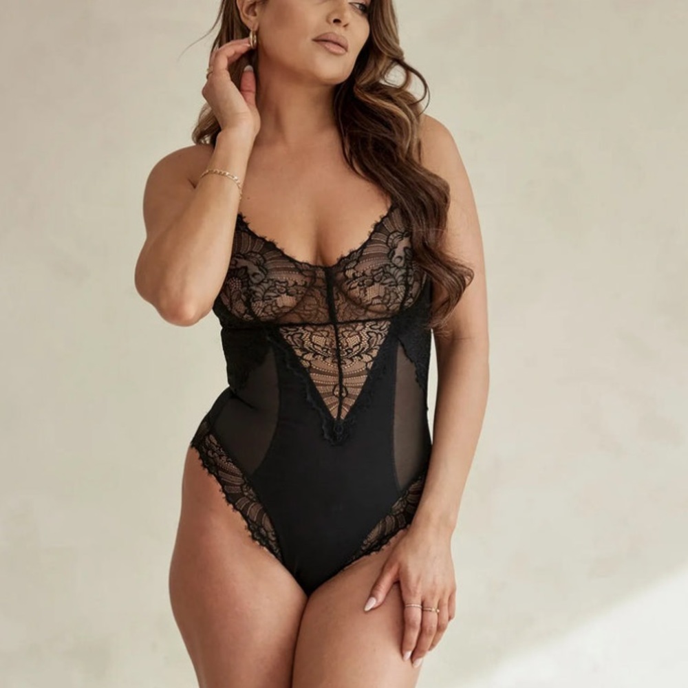 NWOT Pinsy smoothing lace shapewear bodysuit in black size 1x regular length